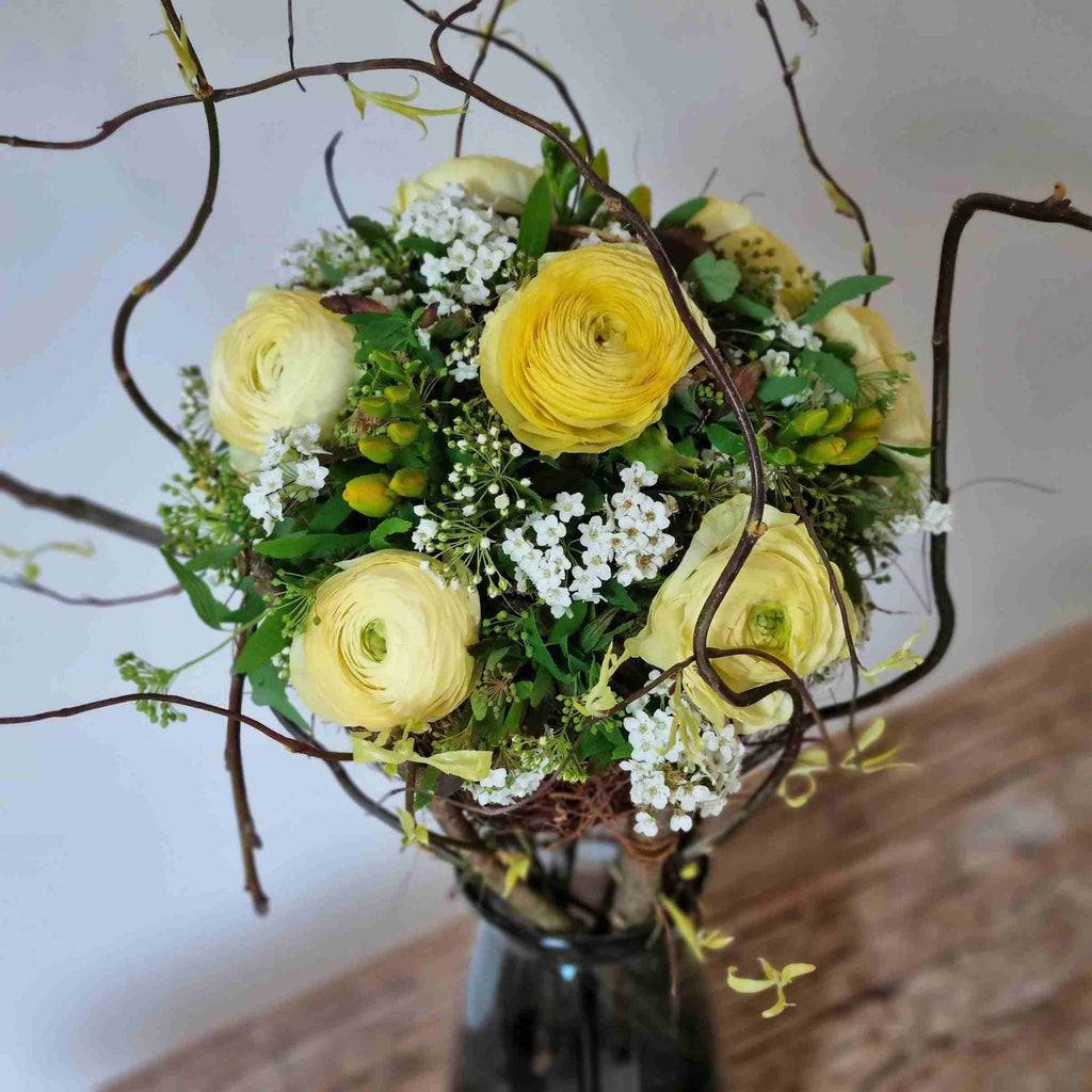 Blumengesteck: Kugel in Gelb/Weisstöne, Kreation von fleurs-devie.ch – boule dans les tons jaunes et blancs, création de fleurs-devie.ch