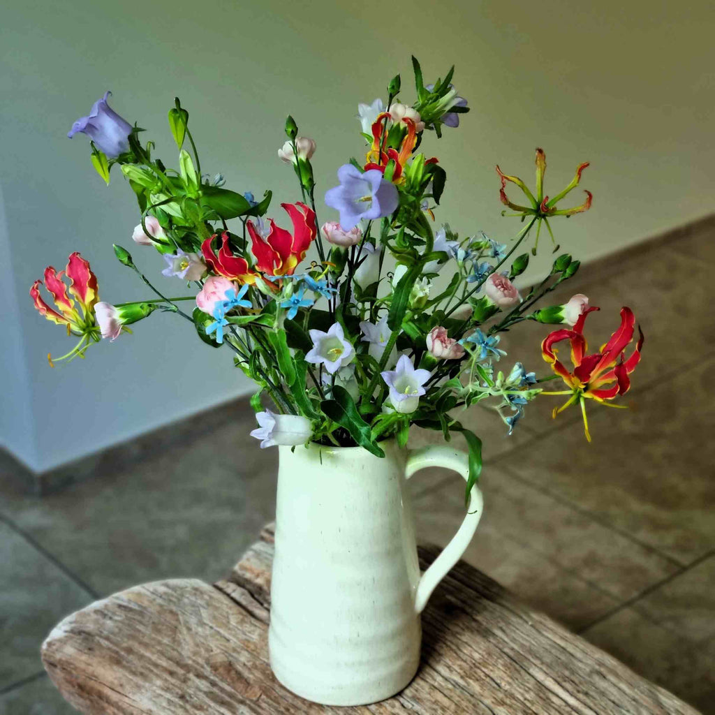 Luftiger und moderner Blumenstrauss, Kreation von fleurs-devie.ch - bouquet moderne et aéré, création de fleurs-devie.ch