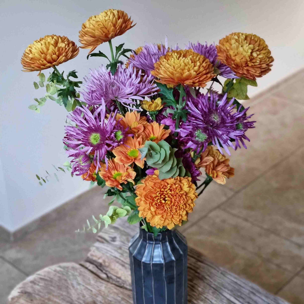 Blumenstrauss: Brautstrauss in Orange/Violetttöne, Kreation von fleurs-devie.ch - bouquet de mariée dans les tons oranges et violets, création de fleurs-devie.ch