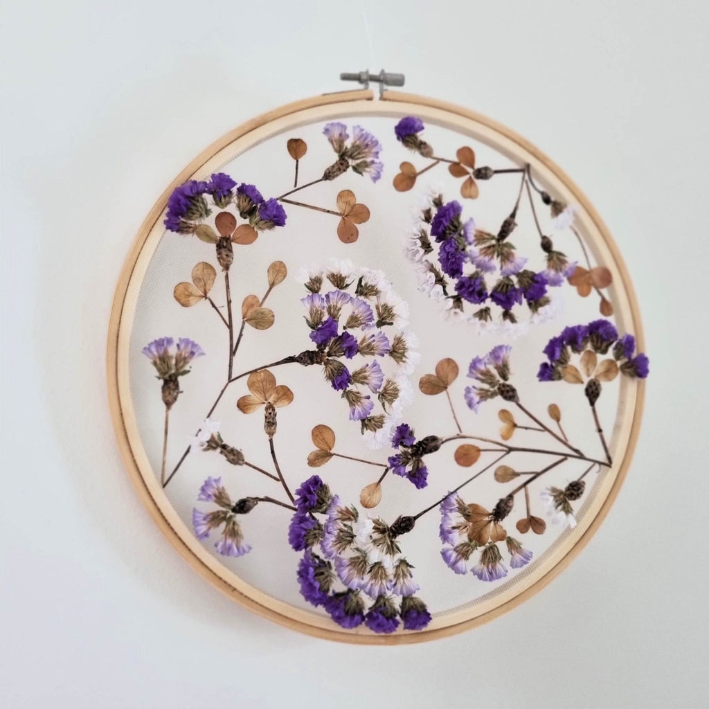 Stickrahmen Trockenblumen - Blumen Motiv - Kreation von fleurs de vie