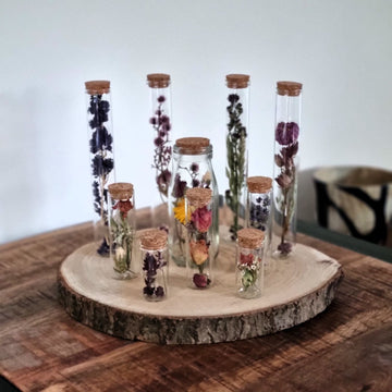 Holztablar mit Flaschen - Kreation von fleurs de vie